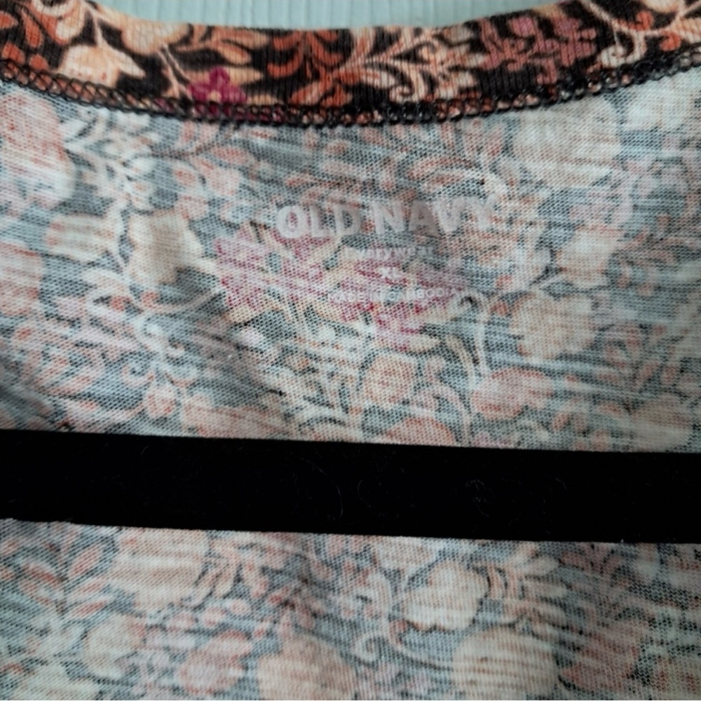 Old Navy Floral V-Neck Short Sleeve Tee in Black, Pink, Tan - Picture 3 of 9